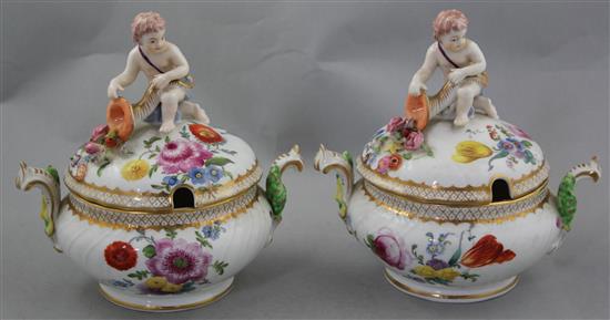 A pair of German porcelain sauce tureens and covers, late 19th century, width 18cm